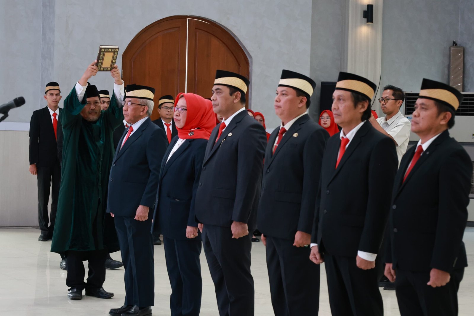 Bupati Tangerang melantik enam pejabat eselon II baru. Simak daftar lengkap nama dan posisi jabatan strategis yang berubah.