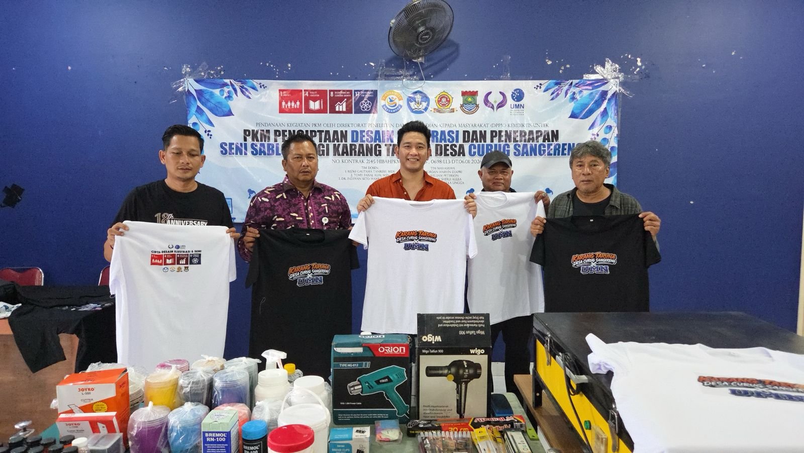 UMN menggelar pelatihan desain ilustrasi dan seni sablon bagi Karang Taruna Desa Curug Sangereng untuk meningkatkan keterampilan kreatif.