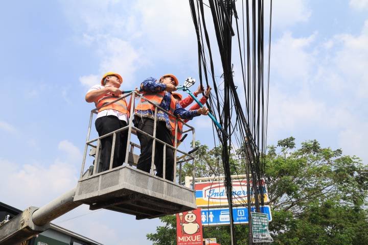 Pemkot Tangerang bersama Pemprov Banten mulai menertibkan kabel udara untuk menciptakan lingkungan kota yang lebih tertata dan aman.