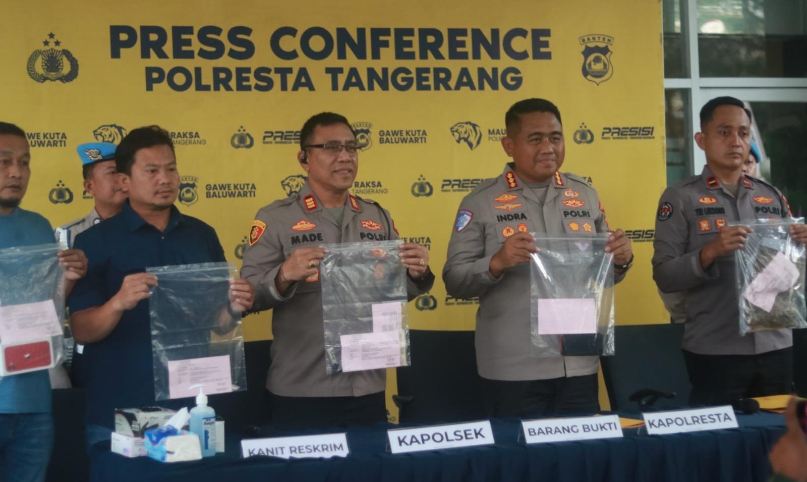 Polisi menangkap pelaku penusukan dan perampasan motor di Tigaraksa. Pisau serta HP korban diamankan sebagai barang bukti.