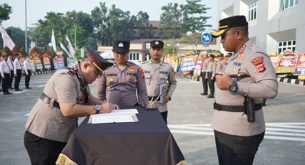 Polresta Tangerang merotasi pejabat utama dan kapolsek melalui sertijab untuk penyegaran organisasi dan pembinaan karier.