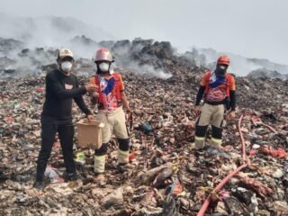 Relawan Dirikan Posko Darurat dan Dapur Umum untuk Petugas Kebakaran TPA Jatiwaringin