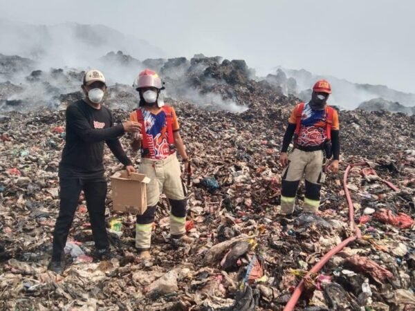 Relawan Dirikan Posko Darurat dan Dapur Umum untuk Petugas Kebakaran TPA Jatiwaringin