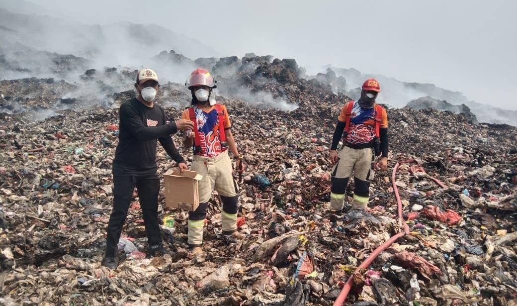 Relawan mendirikan posko darurat dan dapur umum untuk mendukung kebutuhan logistik serta kesehatan petugas di kebakaran TPA Jatiwaringin.