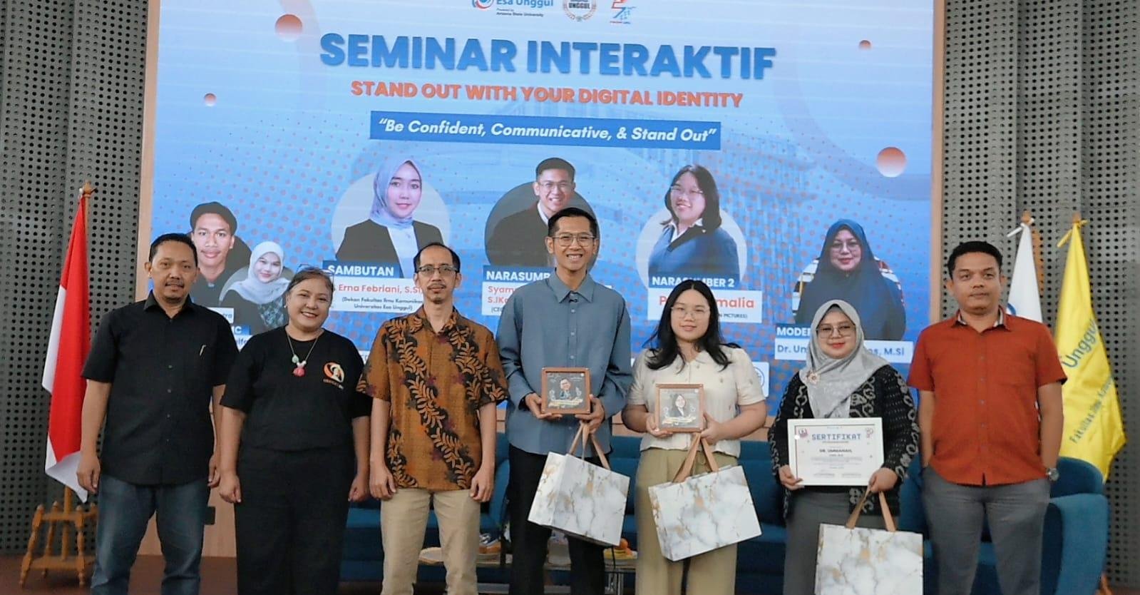 Fikom Universitas Esa Unggul menggelar Orange Day 2026 melalui seminar identitas digital untuk membekali mahasiswa menghadapi dunia kerja.