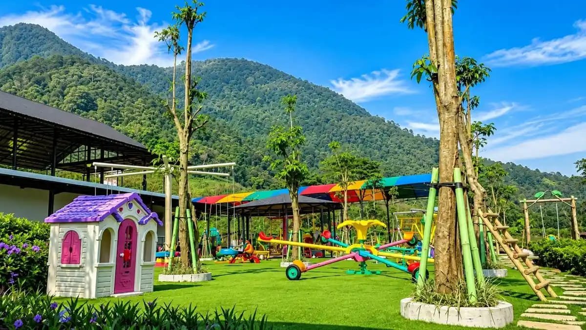 The Nice Playland Garut menawarkan wahana keluarga lengkap, udara sejuk, mini zoo, playground, serta tiket masuk mulai Rp25.000.