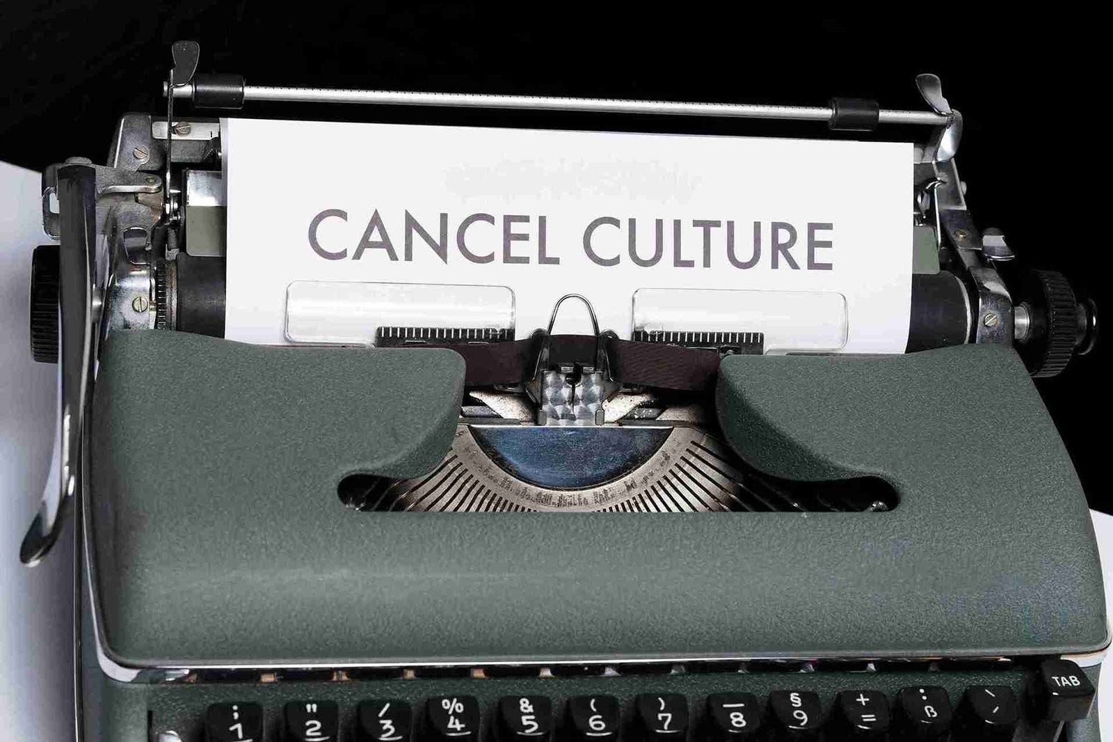 Mengapa cancel culture sulit tumbuh di Indonesia? Fenomena figur publik yang kembali populer usai kontroversi menjadi sorotan.