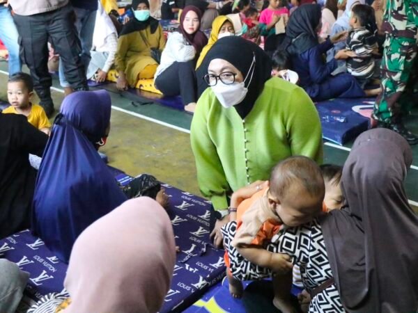 Pastikan Bantuan Tepat Sasaran, Wabup Intan Monitoring Dua Posko Korban Asap TPA Jatiwaringin