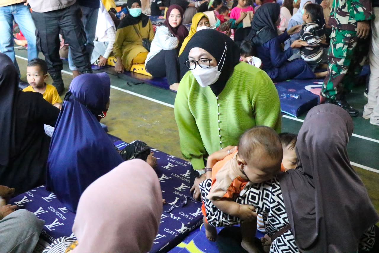 Wabup Tangerang Intan Nurul Hikmah meninjau dua posko korban asap TPA Jatiwaringin untuk memastikan distribusi bantuan berjalan tepat sasaran.