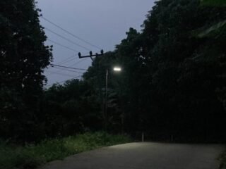 KKN-PPM UGM Pasang Lampu Panel Surya dan Reflektor Jalan, Wujudkan Desa Ciwarna Lebih Aman