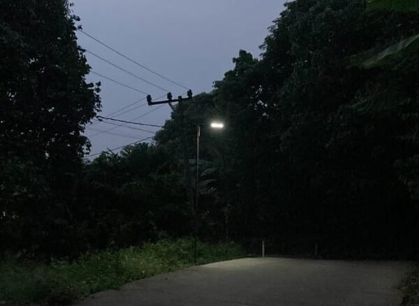 KKN-PPM UGM Pasang Lampu Panel Surya dan Reflektor Jalan, Wujudkan Desa Ciwarna Lebih Aman