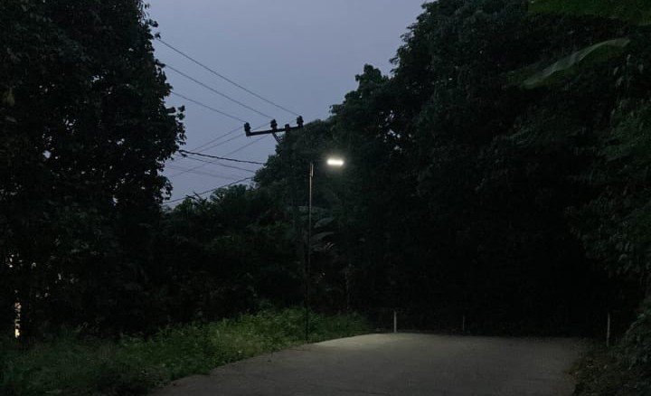KKN-PPM UGM memasang lampu panel surya dan reflektor jalan di Desa Ciwarna untuk meningkatkan keamanan, kenyamanan, dan keselamatan warga.