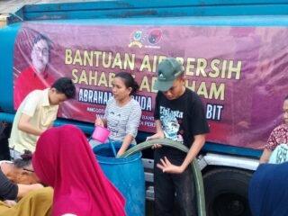 Abraham Garuda Laksono Distribusikan 18.000 Liter Air Bersih, 485 KK di Cukanggalih Terbantu