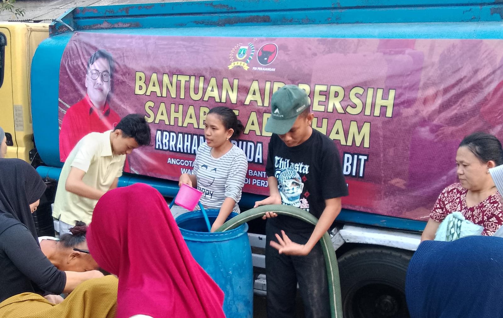 Di tengah agenda Soekarno Cup 2026, Abraham Garuda Laksono bergerak cepat membantu warga Cukanggalih yang krisis air.