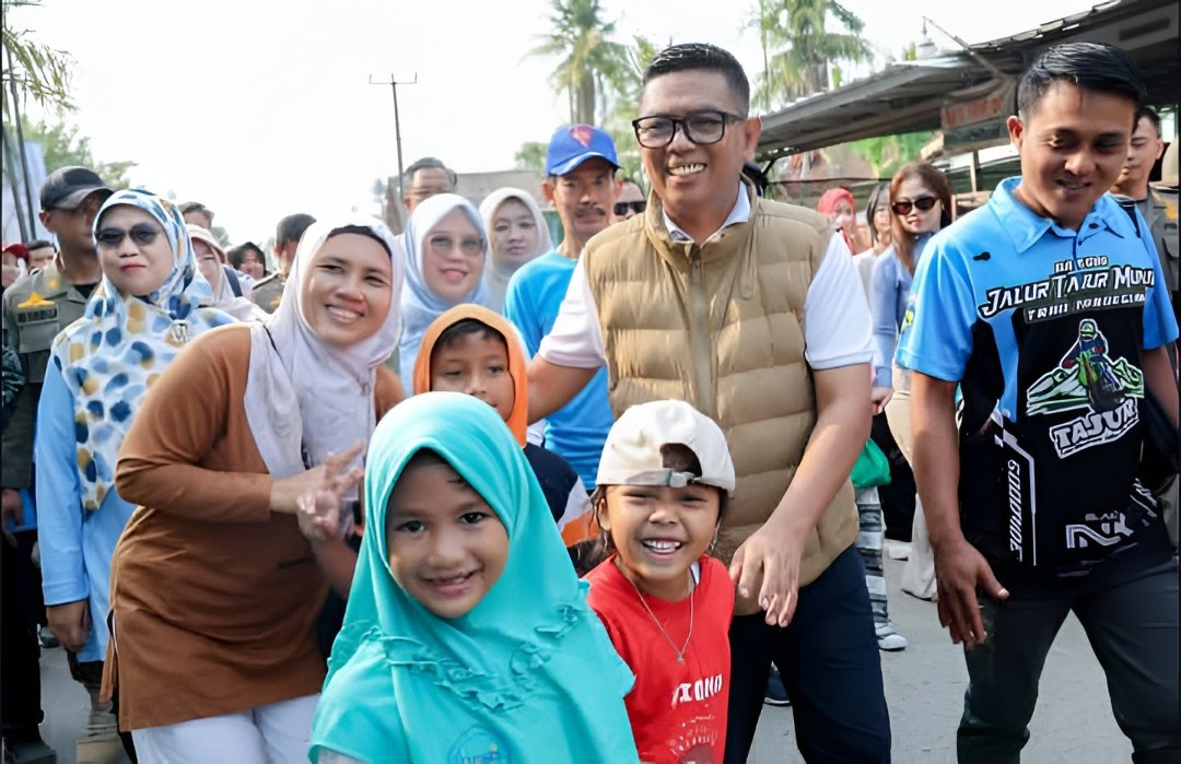 Lebih dari 1.200 warga Labuan mengikuti jalan sehat dan CKG bersama Gubernur Banten Andra Soni, Minggu (9/8/2026).