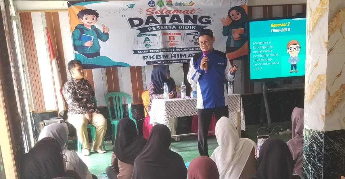 Relawan TIK Banten mengedukasi literasi digital kepada warga belajar baru PKBM Himata Tangerang saat MPLS guna meningkatkan kompetensi digital.