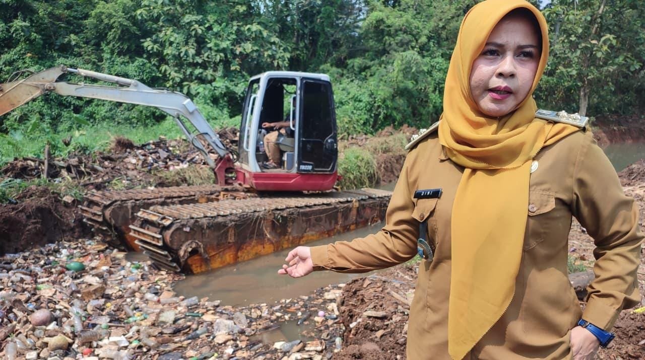 Pemkot Tangsel mulai normalisasi Sungai Ciputat di Cipayung melalui pengerukan sedimentasi dan sampah untuk mengurangi risiko banjir serta genangan.