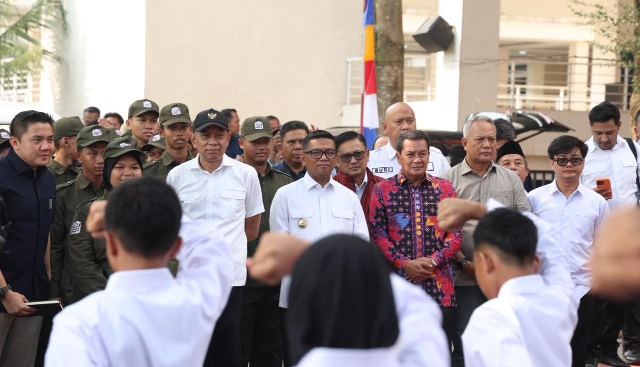 Teddy Indra Wijaya dan Gus Ipul meninjau Sekolah Rakyat di Curug, Kabupaten Tangerang, untuk melihat kesiapan fasilitas dan calon siswa.