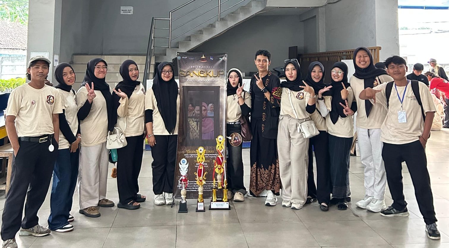 Teater Aksara raih tiga penghargaan di FESDRAK 2026, termasuk Juara 2 Grup Teater Terbaik lewat “SANGKUP: Sang Penguasa Patriarki”.