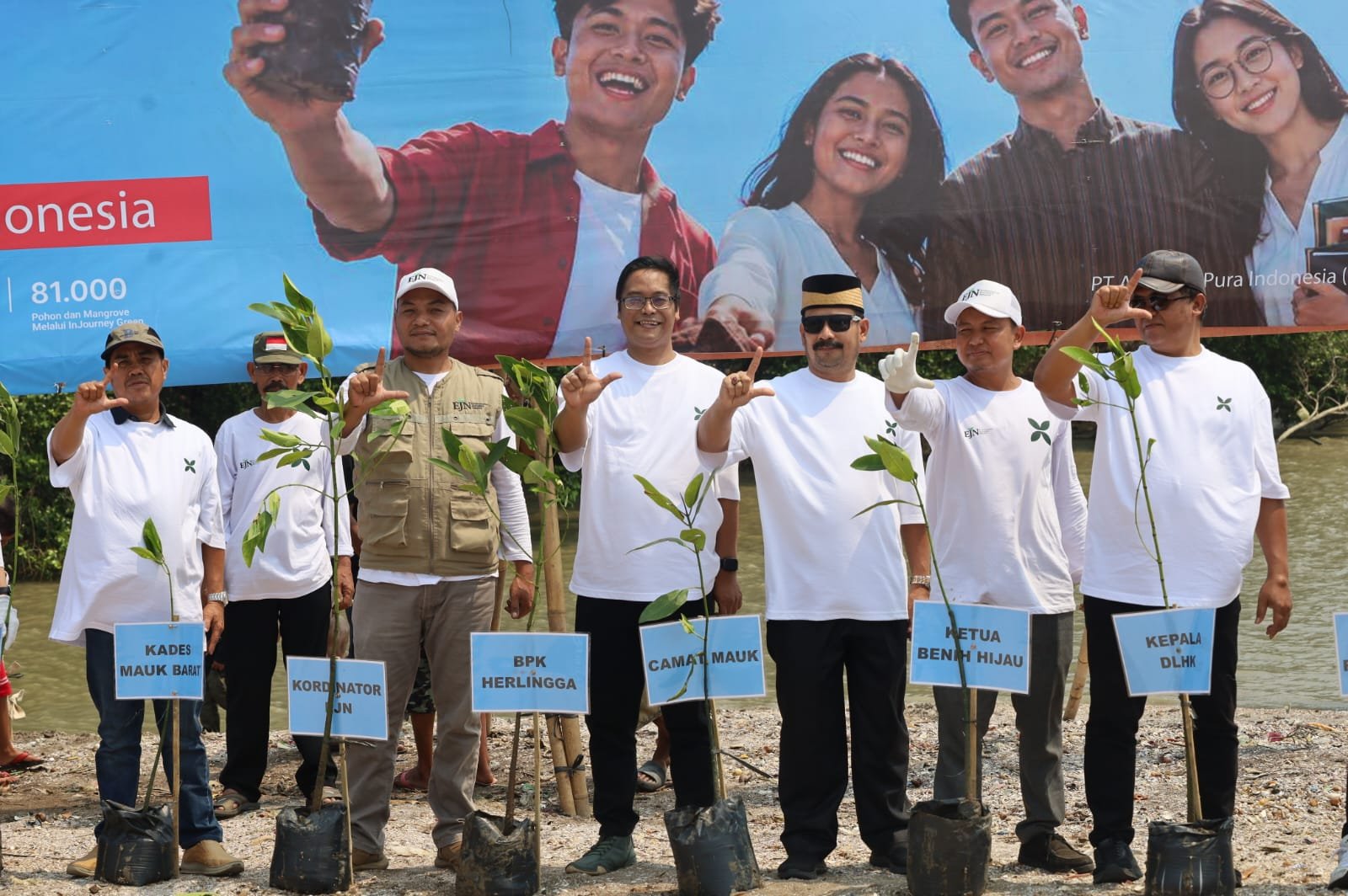 InJourney Airports menanam 10.000 mangrove di Pantai Api-api, Kabupaten Tangerang, untuk memperkuat pelestarian ekosistem pesisir.