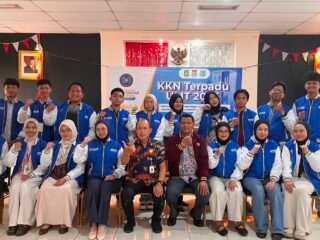 KKN UMT Berakhir di Blendung, Mahasiswa Ubah Botol Bekas Jadi Bank Sampah