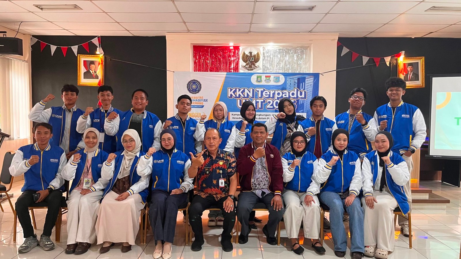 KKN UMT di Kelurahan Blendung mengubah botol bekas menjadi bank sampah dan mendorong warga mengelola sampah secara berkelanjutan.