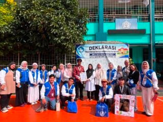 Mahasiswa KKN UMT Ajak Siswa SDN Jelupang 02 Ubah Sampah Plastik Jadi Karya Kreatif
