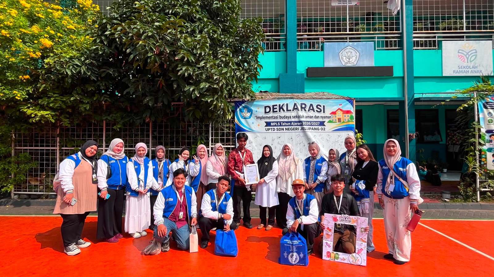 Mahasiswa KKN UMT mengajak siswa SDN Jelupang 02 mengolah sampah plastik menjadi karya kreatif melalui edukasi 3R dan prakarya.
