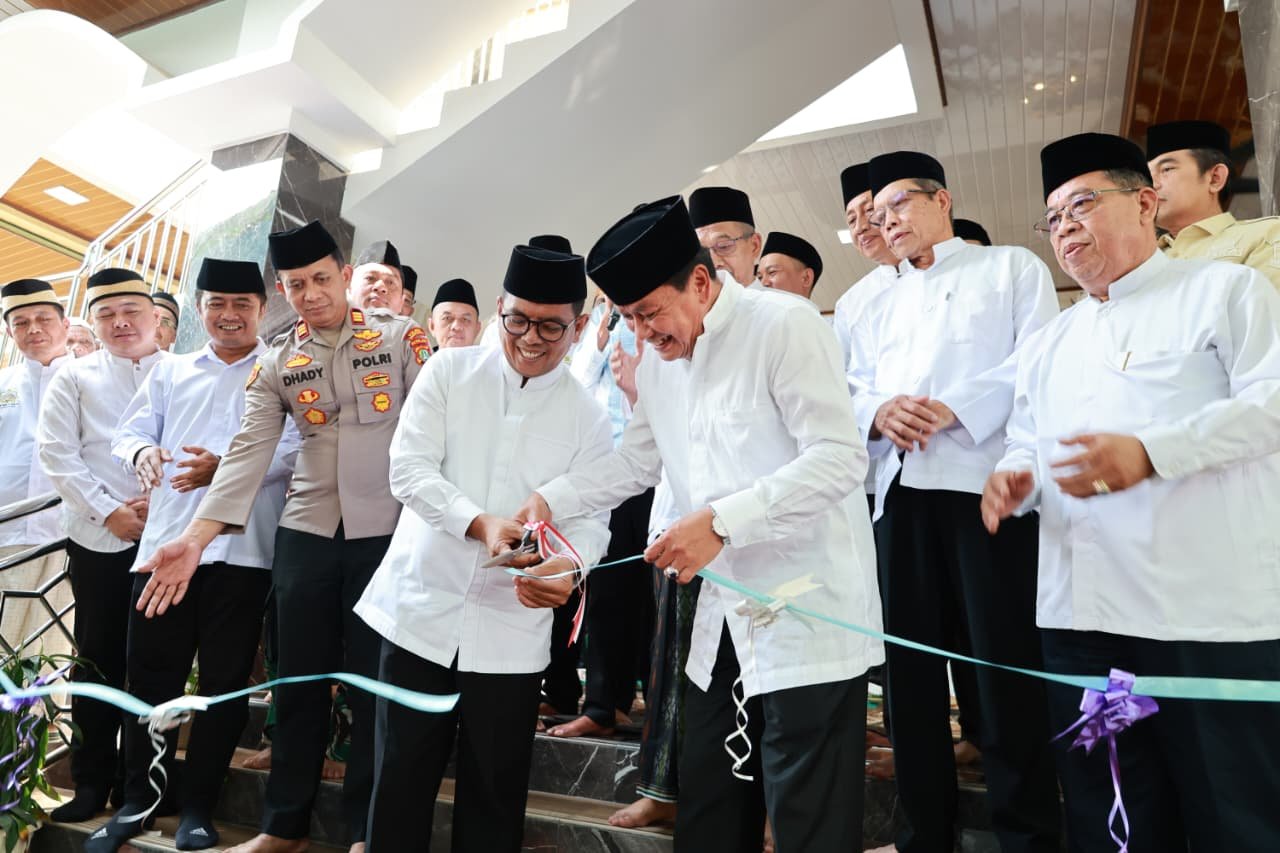 Bupati Tangerang Maesyal Rasyid dan Gubernur Banten Andra Soni meresmikan Masjid Jami Al Ichlas di Kecamatan Cisauk.