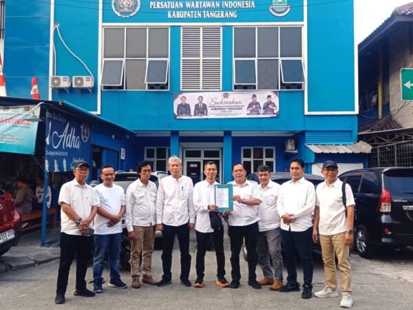 Romli Diantar Orang Tua Daftar Calon Ketua PWI Kabupaten Tangerang