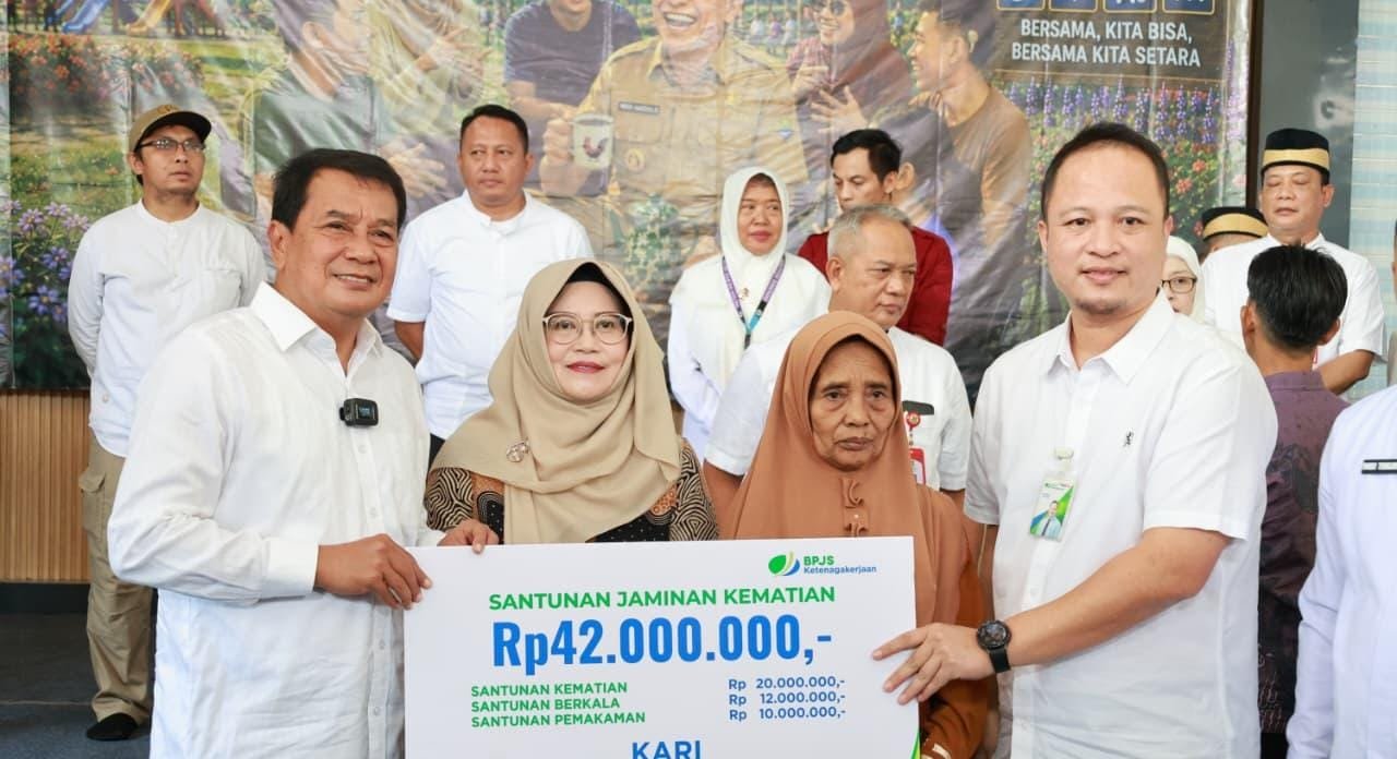 Bupati Tangerang Moch. Maesyal Rasyid berdialog dengan penyandang disabilitas dan menyalurkan bantuan dalam kegiatan NGEMAS.