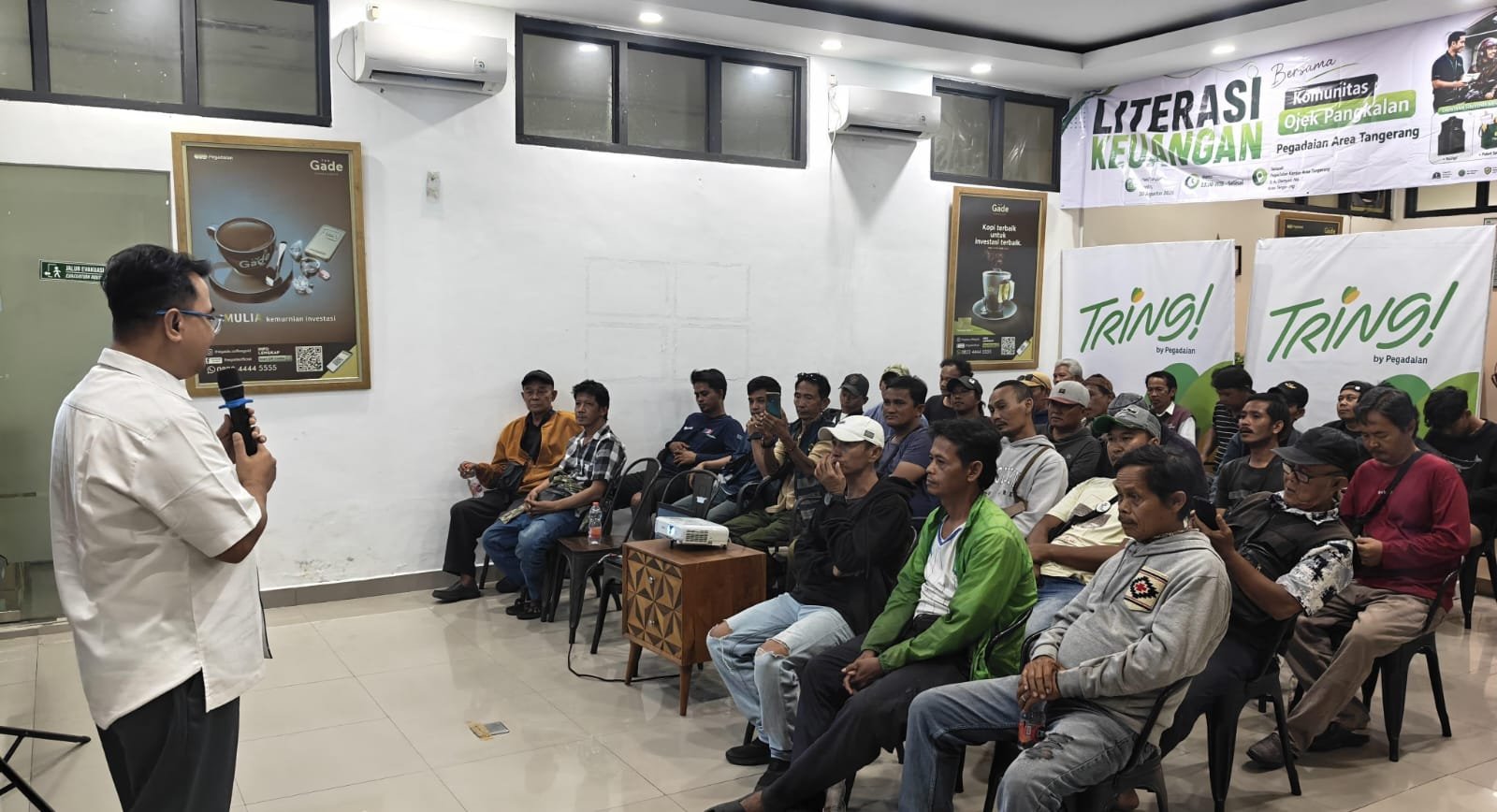 Komunitas ojek pangkalan Tangerang mengikuti edukasi Pegadaian tentang pengelolaan keuangan yang aman dan terencana.
