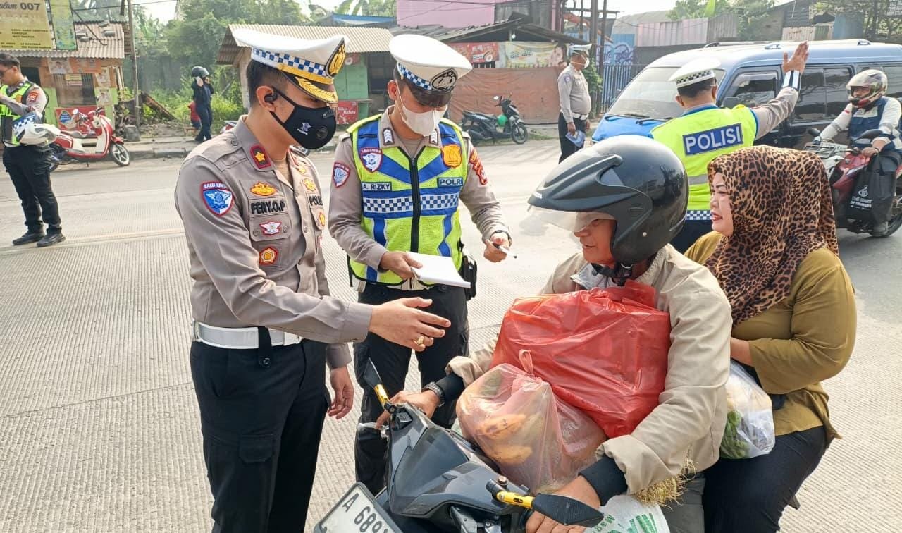 Satlantas Polresta Tangerang menggelar Program Si Caka untuk mengedukasi pengendara di titik rawan kecelakaan.