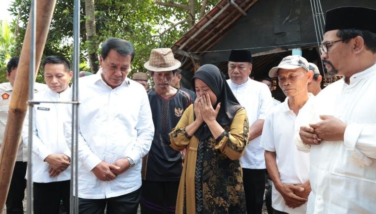 Pemkab Tangerang bergerak cepat membangun kembali rumah warga Pakuhaji yang roboh akibat diterjang angin puting beliung.