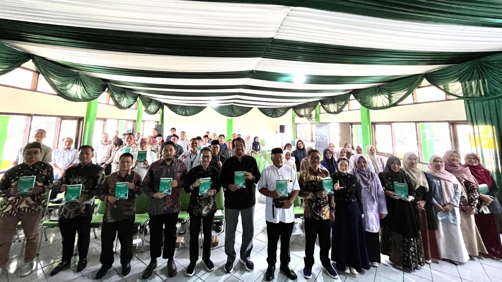 IAILM Suryalaya menggelar bedah buku 40 tahun untuk merawat warisan Abah Anom dan menjawab tantangan era digital.