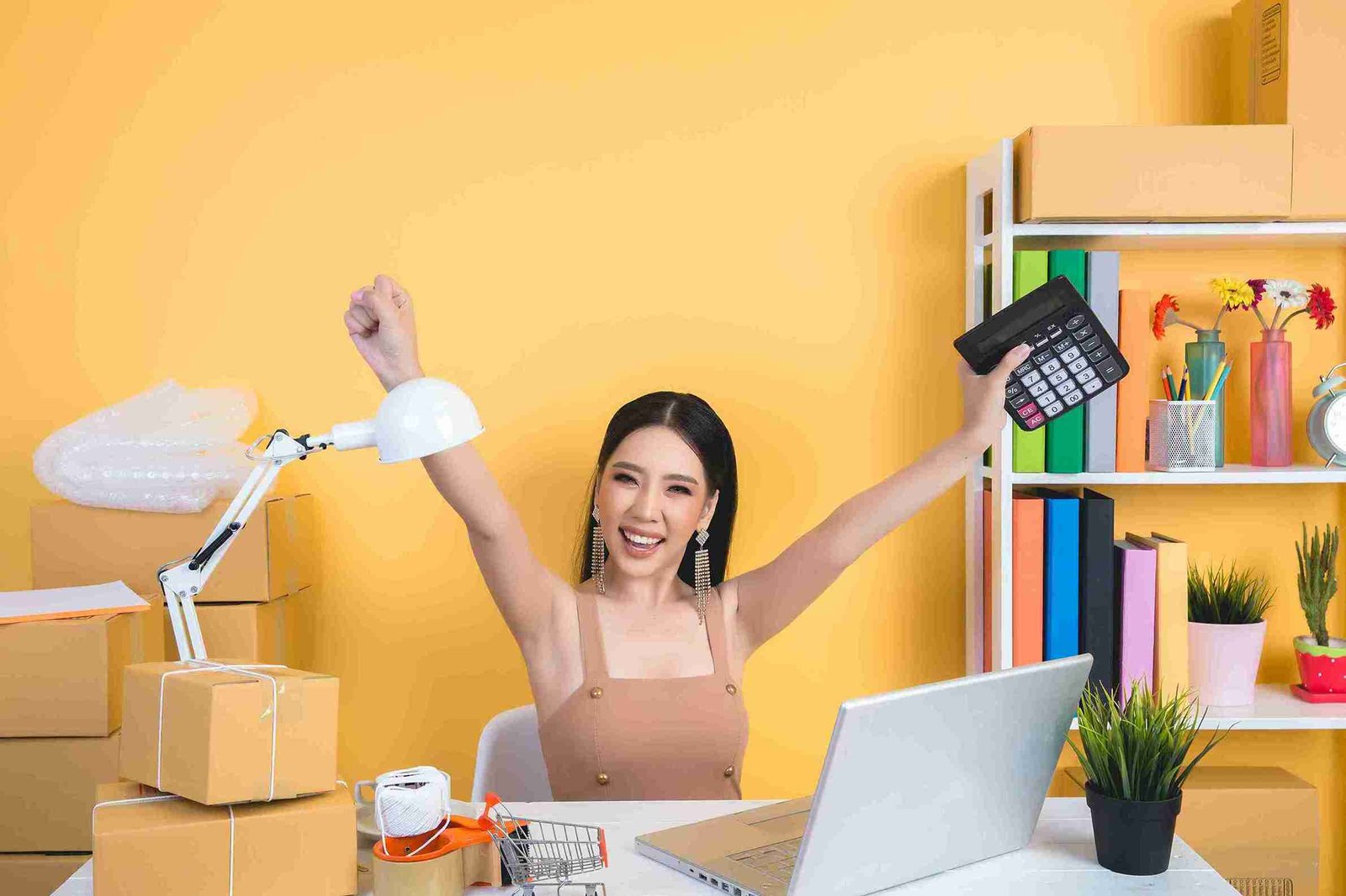 5 bisnis low risk yang bisa dimulai dengan modal kecil. Simak ide usaha potensial untuk pemula dan peluang cuannya.