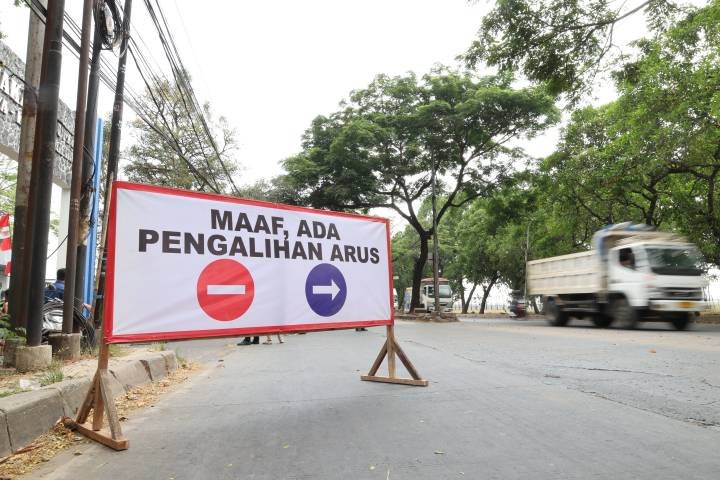 Proyek rekonstruksi Jalan Suryadarma Tangerang dimulai. Pemkot siapkan skema contraflow agar lalu lintas tetap lancar.