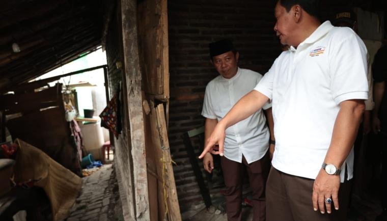 Bupati Tangerang memastikan rumah warga Kali Asin yang roboh akibat erosi dan angin segera dibangun kembali agar lebih aman.
