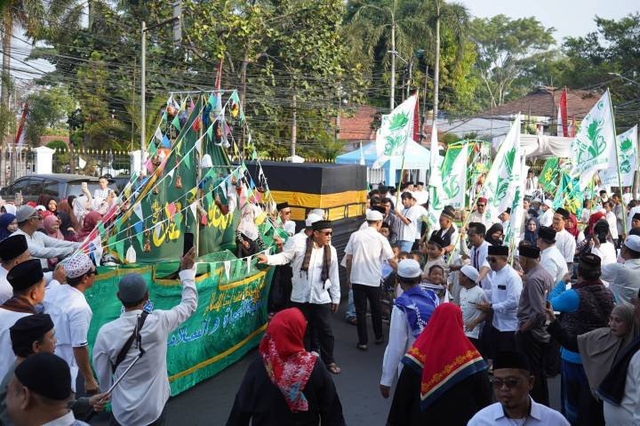 Festival Maulid Nusantara 2026 di Kota Tangerang berlangsung meriah dengan kirab gunungan, salawat, dan kebersamaan warga.