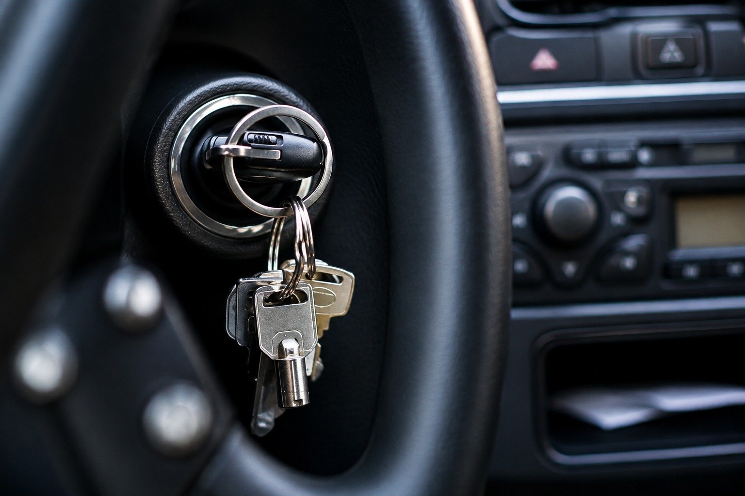 Kehilangan kunci kendaraan? Simak solusi ahli kunci mobil, duplikat kunci, smart key, dan immobilizer agar mobilitas tetap aman.