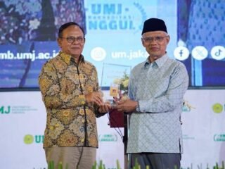 Hari Pers dan Literasi Muhammadiyah 2026, Haedar Nashir Terima Kartu Wartawan Utama Khusus dari Dewan Pers
