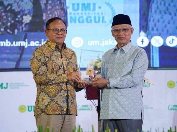 Hari Pers dan Literasi Muhammadiyah 2026, Haedar Nashir Terima Kartu Wartawan Utama Khusus dari Dewan Pers