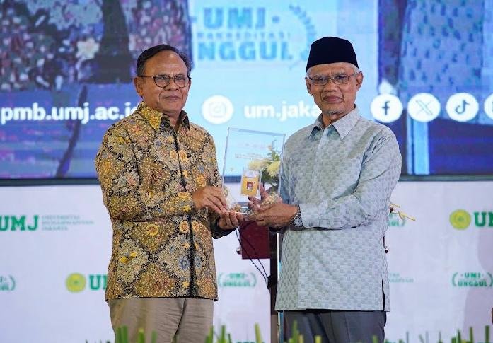 Hari Pers dan Literasi Muhammadiyah 2026 di UMJ, Haedar Nashir menerima Kartu Wartawan Utama Khusus dari Dewan Pers.