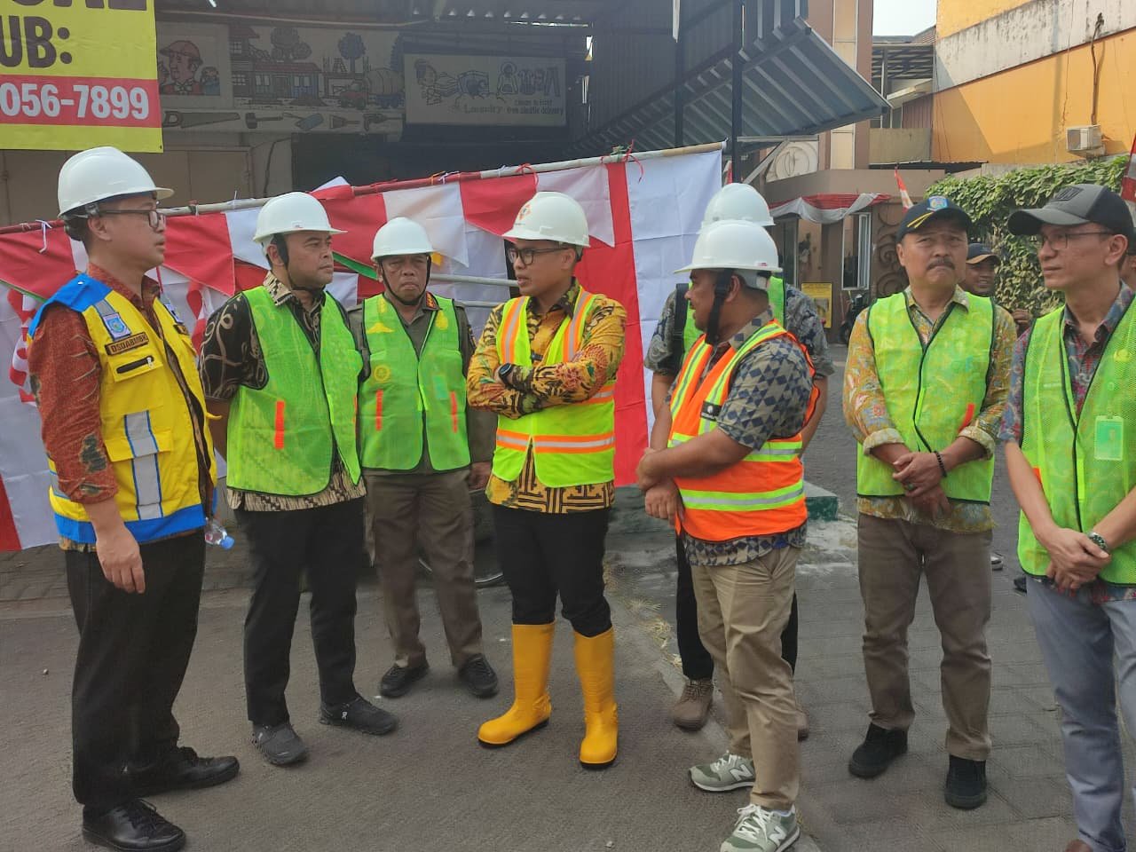 Pilar Saga menertibkan kabel fiber optik ilegal di Tangsel yang dinilai mengganggu keselamatan pengguna jalan dan estetika kota.