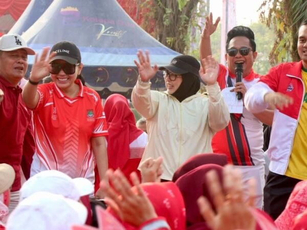 Ribuan Warga Kelapa Dua Meriahkan Jalan Sehat Sambut HUT ke-81 RI