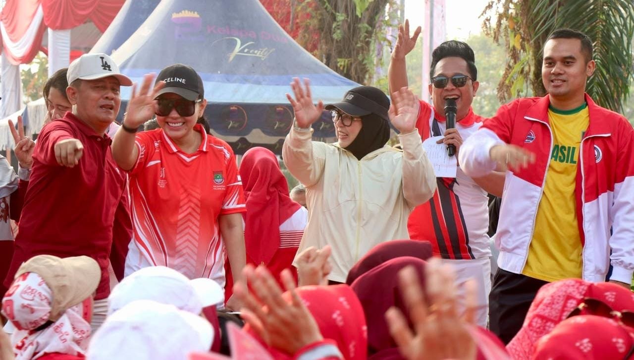Jalan sehat HUT ke-81 RI di Kelapa Dua Tangerang diikuti ribuan warga. Intan Nurul Hikmah ajak masyarakat perkuat gotong royong dan dukung UMKM.