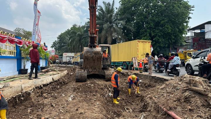 Pemkot Tangerang mempercepat pelebaran Jalan Sitanala untuk mendukung kelancaran mobilitas kendaraan di kawasan Simpang Tujuh.