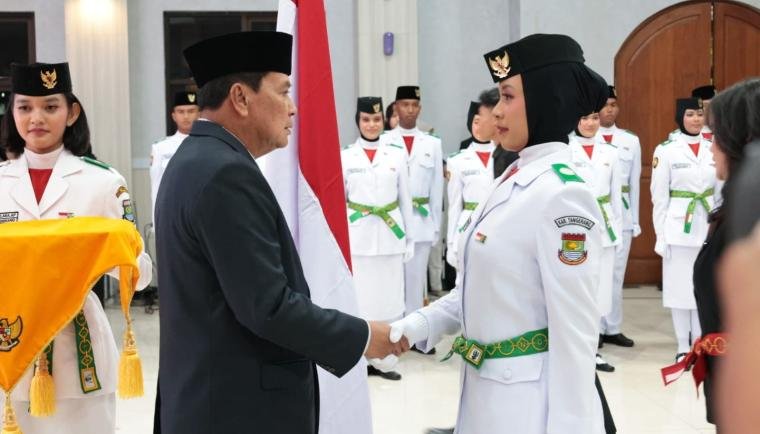 Bupati Tangerang Maesyal Rasyid mengukuhkan 54 Paskibraka dan meminta mereka menjalankan tugas dengan disiplin serta tenang.