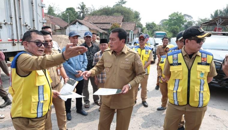 Bupati Maesyal meninjau rekonstruksi Jalan Cangkudu–Cisoka sepanjang 1,38 km yang ditargetkan rampung Desember 2026.