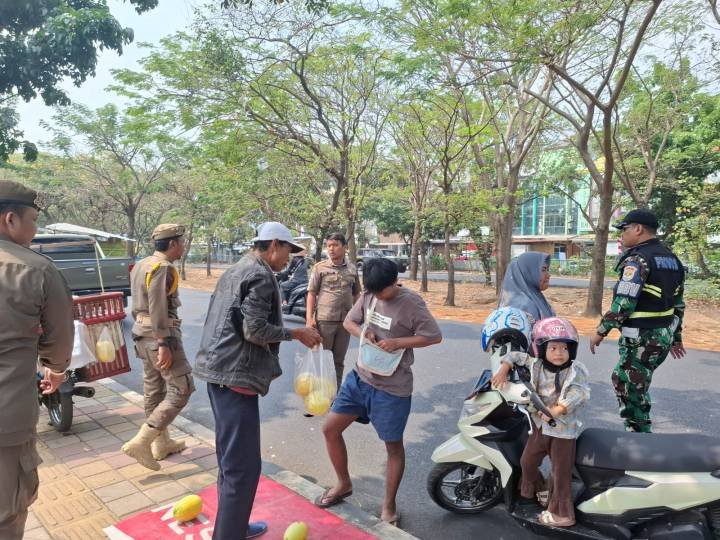 Satpol PP Kota Tangerang menertibkan PKL liar di sejumlah ruas jalan utama sebagai respons atas keluhan pengguna jalan.
